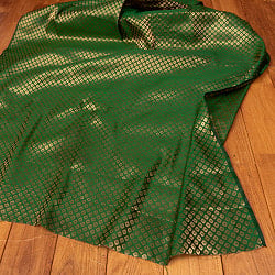 〔1m切り売り〕インドの伝統模様布　光沢感のあるブロケード生地　金糸〔約111cm〕グリーン系の商品写真
