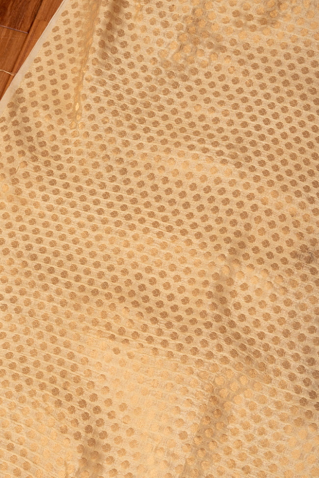 〔1m切り売り〕インドの伝統模様布　光沢感のあるブロケード生地　金糸〔約109cm〕ゴールド系 3 - インドならではの布ですね