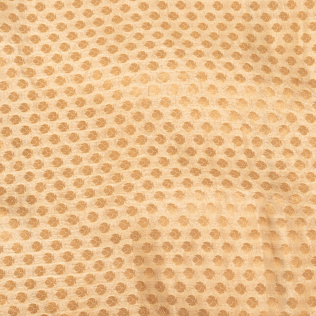 〔1m切り売り〕インドの伝統模様布　光沢感のあるブロケード生地　金糸〔約109cm〕ゴールド系 4 - 生地の拡大写真です