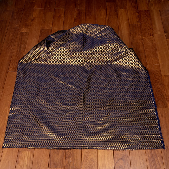 〔1m切り売り〕インドの伝統模様布　光沢感のあるブロケード生地　金糸〔約123cm〕ネイビー系 2 - 全体を広げてみたところです。1mの長さごとにご購入いただけます。