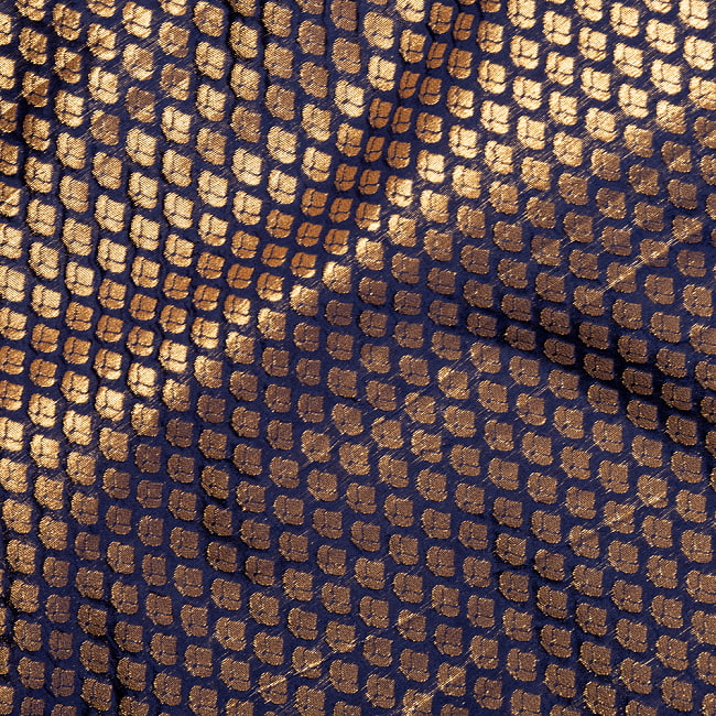 〔1m切り売り〕インドの伝統模様布　光沢感のあるブロケード生地　金糸〔約123cm〕ネイビー系 4 - 生地の拡大写真です