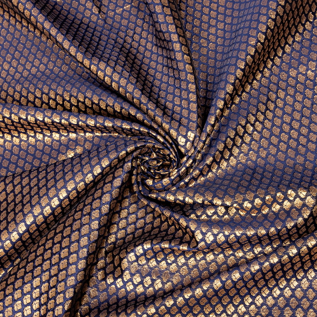〔1m切り売り〕インドの伝統模様布　光沢感のあるブロケード生地　金糸〔約123cm〕ネイビー系 5 - 陰影があるとこのような感じになります