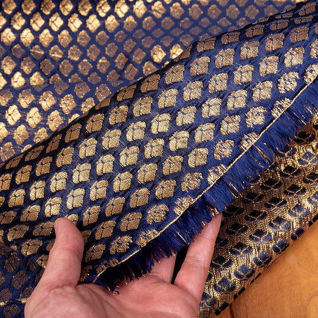 〔1m切り売り〕インドの伝統模様布　光沢感のあるブロケード生地　金糸〔約123cm〕ネイビー系 6 - 生地の拡大写真です