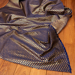 〔1m切り売り〕インドの伝統模様布　光沢感のあるブロケード生地　金糸〔約123cm〕ネイビー系の商品写真