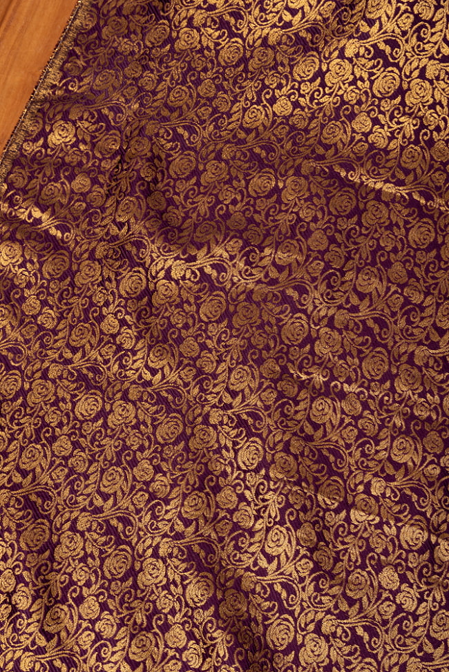 〔1m切り売り〕インドの伝統模様布　光沢感のあるブロケード生地　金糸〔約120cm〕パープル系 3 - インドならではの布ですね