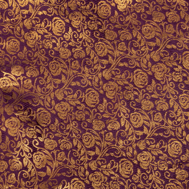 〔1m切り売り〕インドの伝統模様布　光沢感のあるブロケード生地　金糸〔約120cm〕パープル系 4 - 生地の拡大写真です