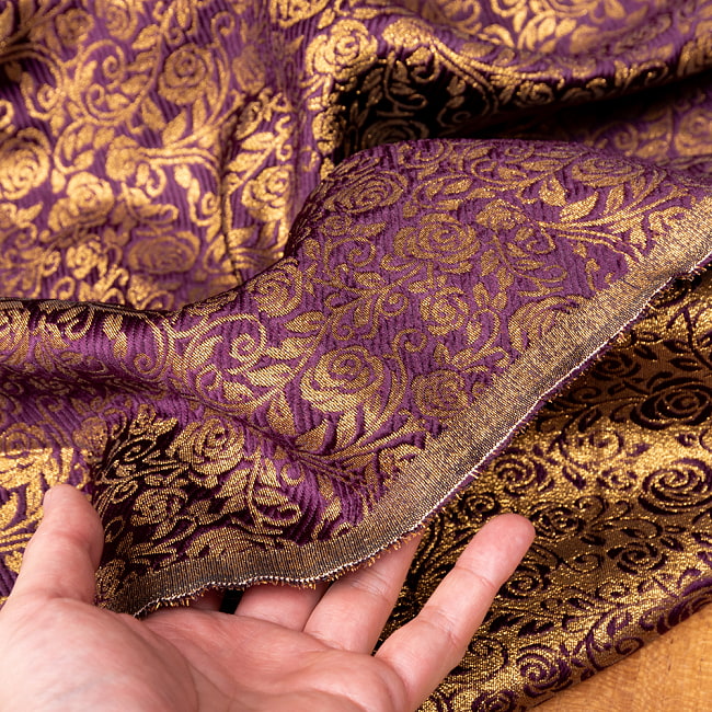 〔1m切り売り〕インドの伝統模様布　光沢感のあるブロケード生地　金糸〔約120cm〕パープル系 6 - 生地の拡大写真です