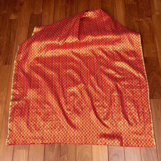 〔1m切り売り〕インドの伝統模様布　光沢感のあるブロケード生地　金糸〔約113cm〕レッド系 2 - 全体を広げてみたところです。1mの長さごとにご購入いただけます。