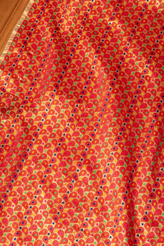 〔1m切り売り〕インドの伝統模様布　光沢感のあるブロケード生地　金糸〔約113cm〕レッド系 3 - インドならではの布ですね