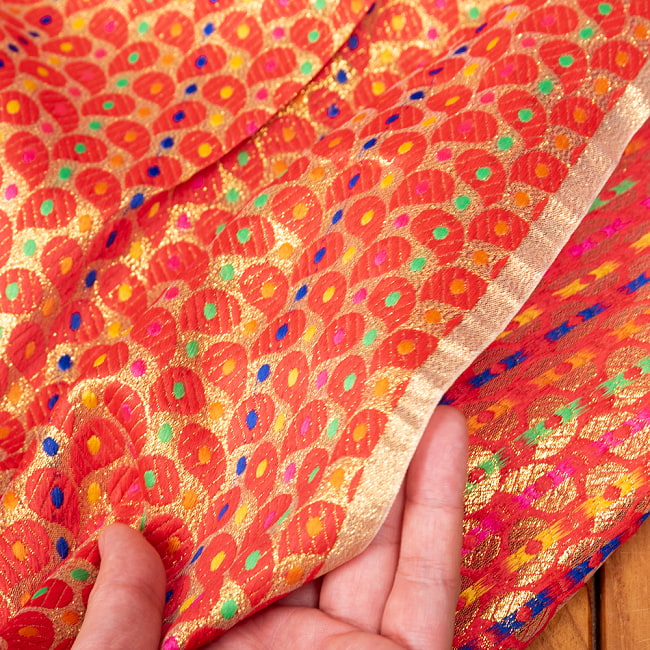 〔1m切り売り〕インドの伝統模様布　光沢感のあるブロケード生地　金糸〔約113cm〕レッド系 6 - 生地の拡大写真です