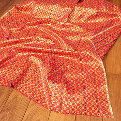〔1m切り売り〕インドの伝統模様布　光沢感のあるブロケード生地　金糸〔約113cm〕レッド系の商品写真