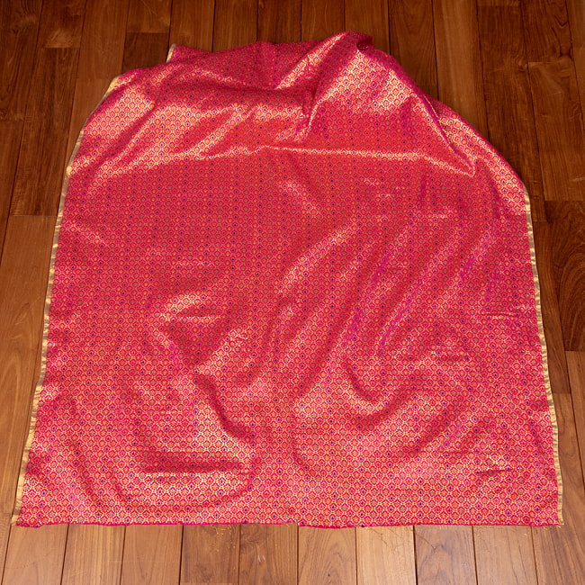 〔1m切り売り〕インドの伝統模様布　光沢感のあるブロケード生地　金糸〔約115cm〕ピンク系 2 - 全体を広げてみたところです。1mの長さごとにご購入いただけます。
