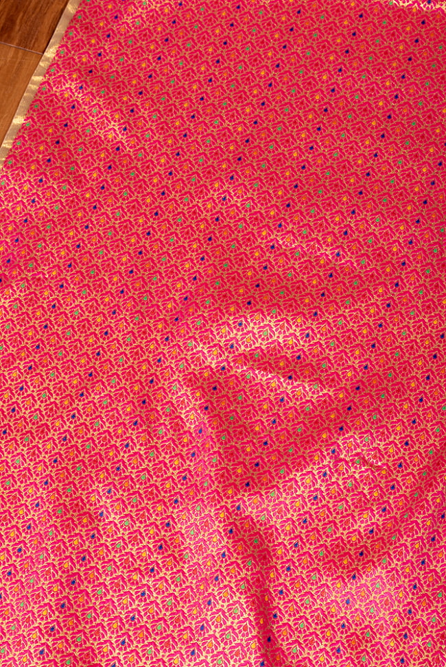 〔1m切り売り〕インドの伝統模様布　光沢感のあるブロケード生地　金糸〔約115cm〕ピンク系 3 - インドならではの布ですね