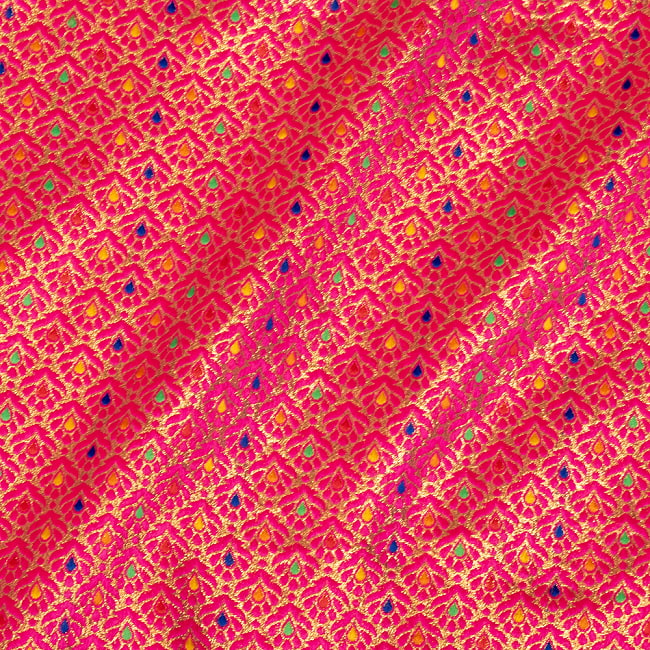 〔1m切り売り〕インドの伝統模様布　光沢感のあるブロケード生地　金糸〔約115cm〕ピンク系 4 - 生地の拡大写真です