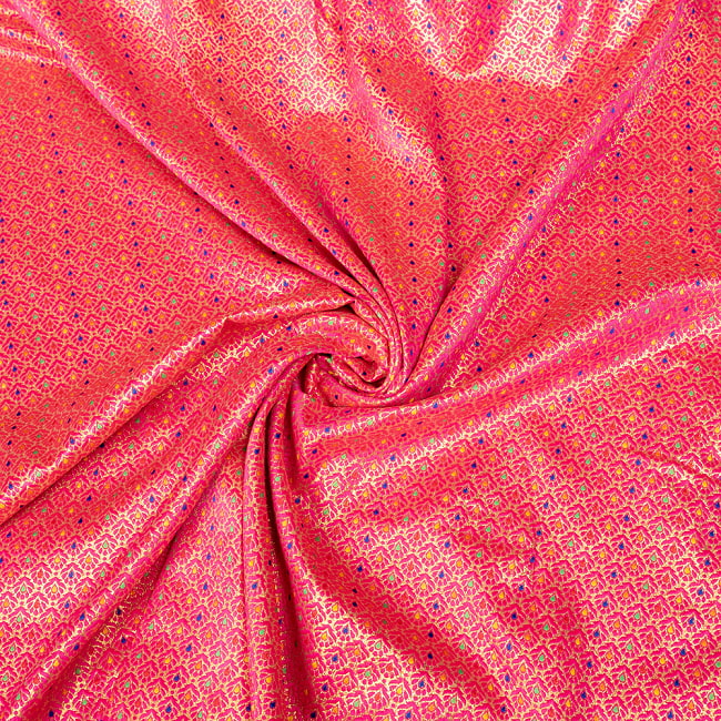 〔1m切り売り〕インドの伝統模様布　光沢感のあるブロケード生地　金糸〔約115cm〕ピンク系 5 - 陰影があるとこのような感じになります