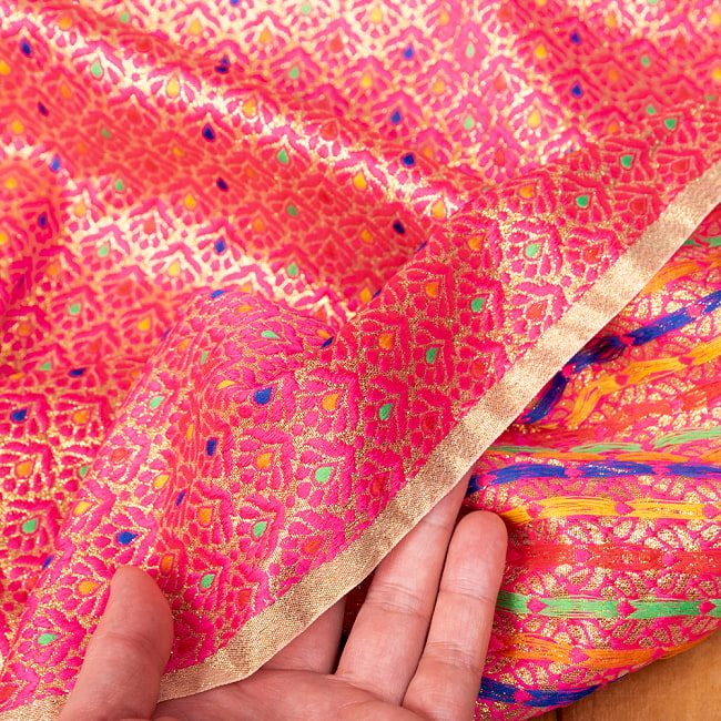 〔1m切り売り〕インドの伝統模様布　光沢感のあるブロケード生地　金糸〔約115cm〕ピンク系 6 - 生地の拡大写真です