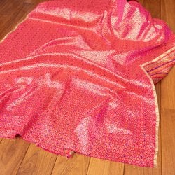 〔1m単位切り売り〕インドの伝統模様布 光沢感のあるブロケード生地 金糸〔約115cm〕ピンク系