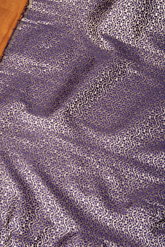 〔1m切り売り〕インドの伝統模様布　光沢感のあるブロケード生地〔約121cm〕パープル系 3 - インドならではの布ですね