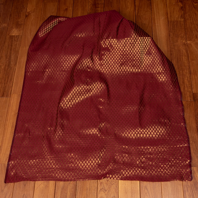 〔1m切り売り〕インドの伝統模様布　光沢感のあるブロケード生地　金糸〔約108cm〕ワイン系 2 - 全体を広げてみたところです。1mの長さごとにご購入いただけます。