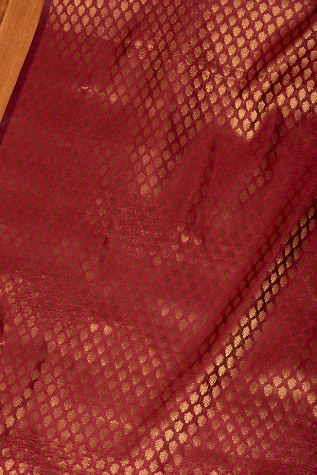〔1m切り売り〕インドの伝統模様布　光沢感のあるブロケード生地　金糸〔約108cm〕ワイン系 3 - インドならではの布ですね