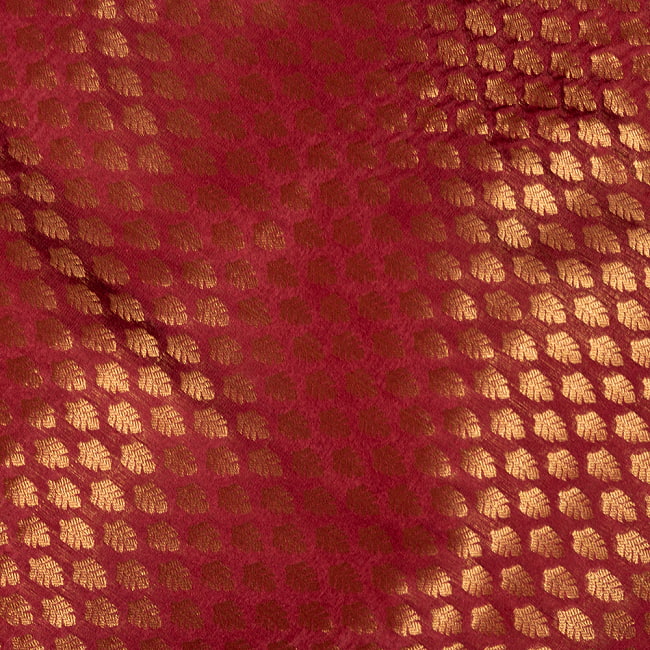〔1m切り売り〕インドの伝統模様布　光沢感のあるブロケード生地　金糸〔約108cm〕ワイン系 4 - 生地の拡大写真です