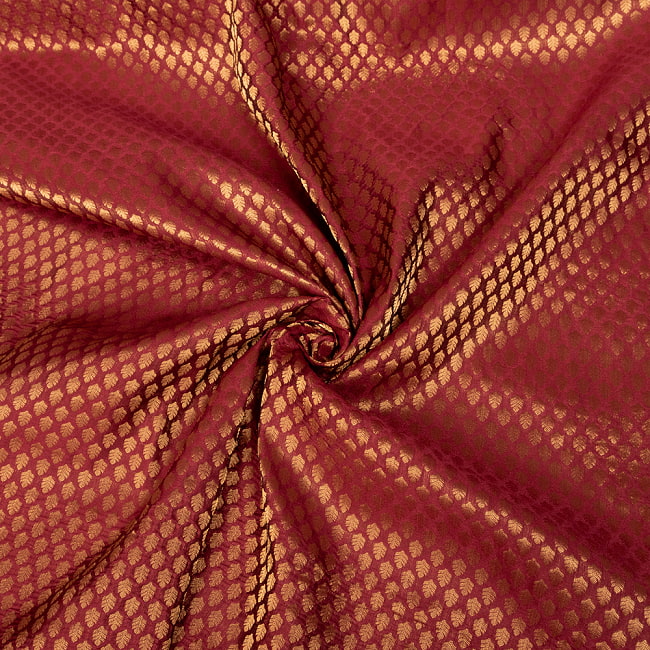 〔1m切り売り〕インドの伝統模様布　光沢感のあるブロケード生地　金糸〔約108cm〕ワイン系 5 - 陰影があるとこのような感じになります