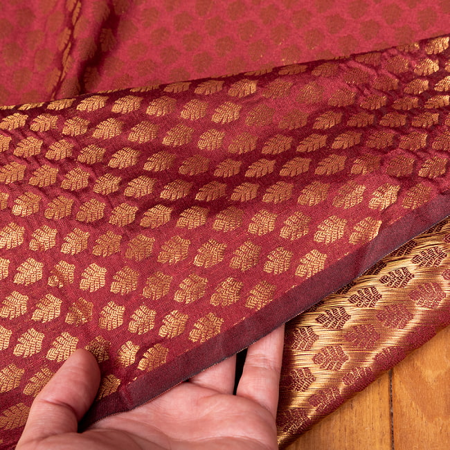 〔1m切り売り〕インドの伝統模様布　光沢感のあるブロケード生地　金糸〔約108cm〕ワイン系 6 - 生地の拡大写真です
