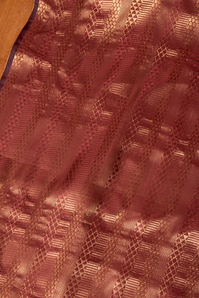 〔各色あり〕〔1m切り売り〕インドの伝統模様布　光沢感のあるブロケード生地　金糸〔約114cm〕 3 - インドならではの布ですね