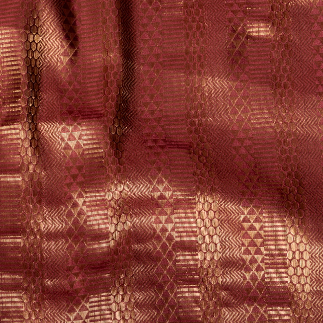 〔各色あり〕〔1m切り売り〕インドの伝統模様布　光沢感のあるブロケード生地　金糸〔約114cm〕 4 - 生地の拡大写真です