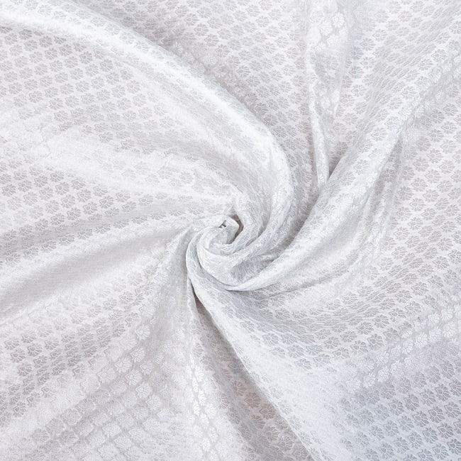 〔1m切り売り〕インドの伝統模様布　光沢感のあるブロケード生地〔約104cm〕ホワイト系 5 - 陰影があるとこのような感じになります