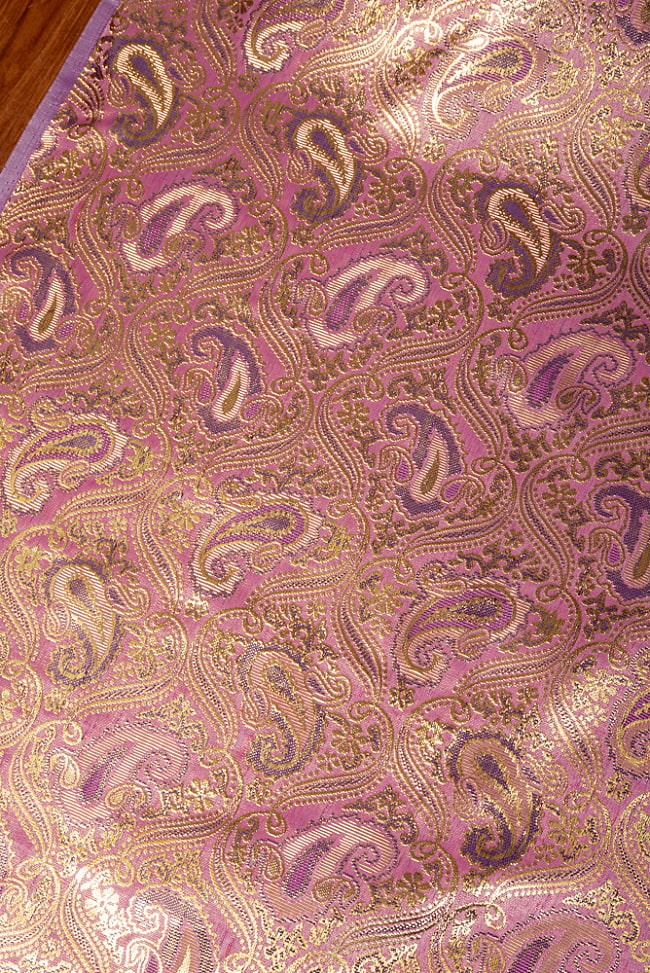 〔各色あり〕〔1m切り売り〕インドの伝統模様布　光沢感のあるブロケード生地　金糸〔約107cm〕パープル系 3 - インドならではの布ですね