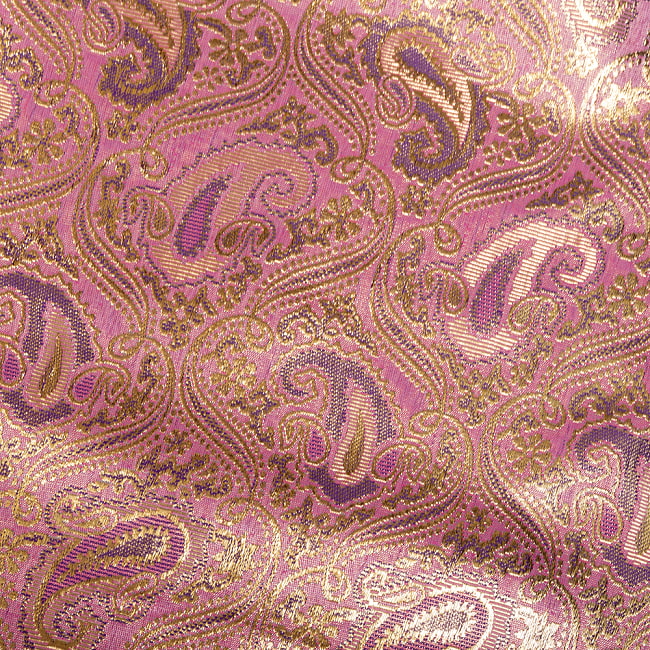 〔各色あり〕〔1m切り売り〕インドの伝統模様布　光沢感のあるブロケード生地　金糸〔約107cm〕パープル系 4 - 生地の拡大写真です
