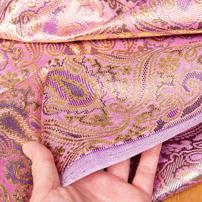 〔各色あり〕〔1m切り売り〕インドの伝統模様布　光沢感のあるブロケード生地　金糸〔約107cm〕パープル系 6 - 生地の拡大写真です