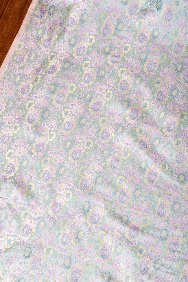 〔1m切り売り〕インドの伝統模様布　光沢感のあるブロケード生地〔約120cm〕ミント×ピンク系 3 - インドならではの布ですね