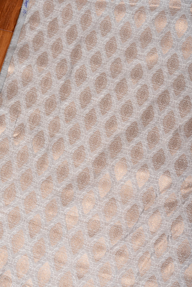 〔1m切り売り〕インドの伝統模様布　光沢感のあるブロケード生地〔約108cm〕グレー系 3 - インドならではの布ですね
