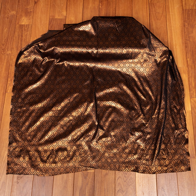 〔1m切り売り〕インドの伝統模様布　光沢感のあるブロケード生地　金糸〔約109cm〕ブラック×カッパー系 2 - 全体を広げてみたところです。1mの長さごとにご購入いただけます。