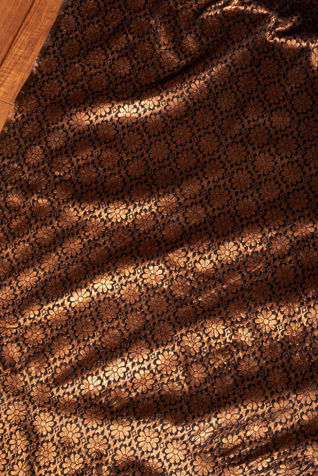 〔1m切り売り〕インドの伝統模様布　光沢感のあるブロケード生地　金糸〔約109cm〕ブラック×カッパー系 3 - インドならではの布ですね