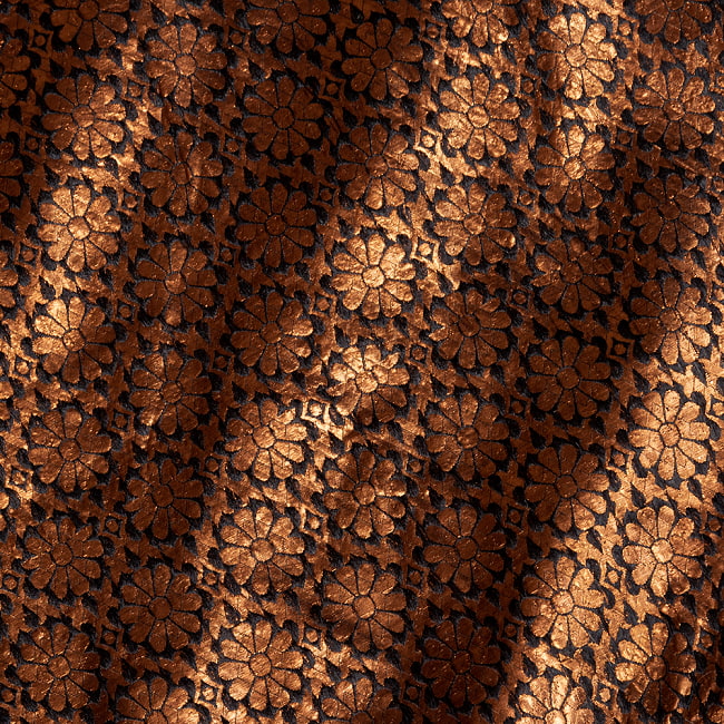 〔1m切り売り〕インドの伝統模様布　光沢感のあるブロケード生地　金糸〔約109cm〕ブラック×カッパー系 4 - 生地の拡大写真です
