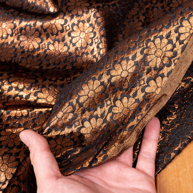 〔1m切り売り〕インドの伝統模様布　光沢感のあるブロケード生地　金糸〔約109cm〕ブラック×カッパー系 6 - 生地の拡大写真です