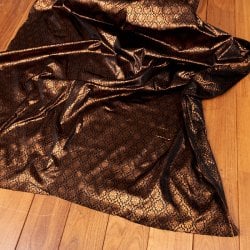 〔1m単位切り売り〕インドの伝統模様布 光沢感のあるブロケード生地 金糸〔約109cm〕ブラック×カッパー系