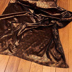 〔1m切り売り〕インドの伝統模様布　光沢感のあるブロケード生地　金糸〔約109cm〕ブラック×カッパー系の商品写真