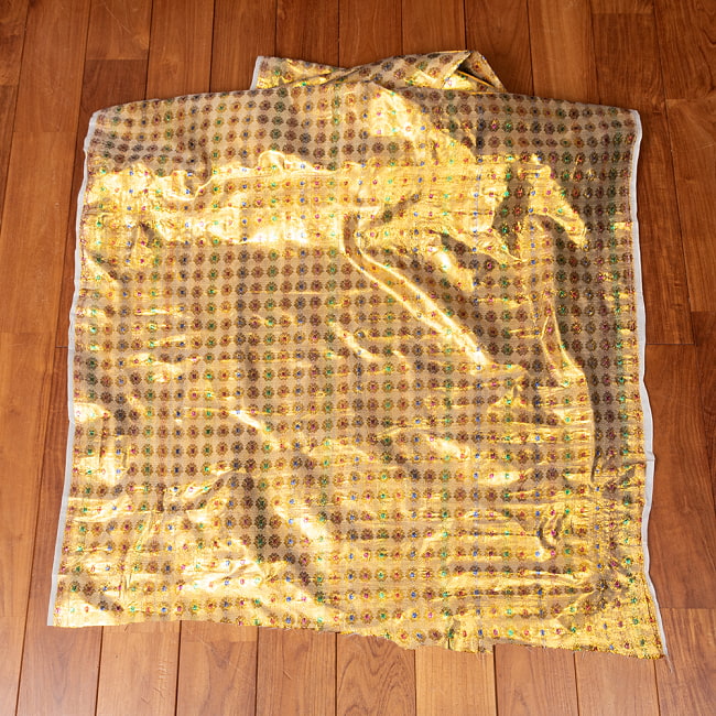 〔1m切り売り〕インドの伝統模様布　光沢感のあるブロケード生地　金糸〔約93cm〕ゴールド系 2 - 全体を広げてみたところです。1mの長さごとにご購入いただけます。