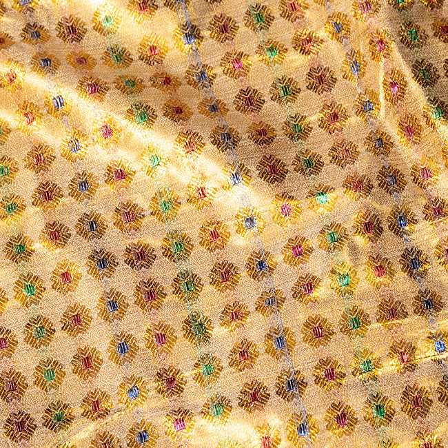 〔1m切り売り〕インドの伝統模様布　光沢感のあるブロケード生地　金糸〔約93cm〕ゴールド系 4 - 生地の拡大写真です