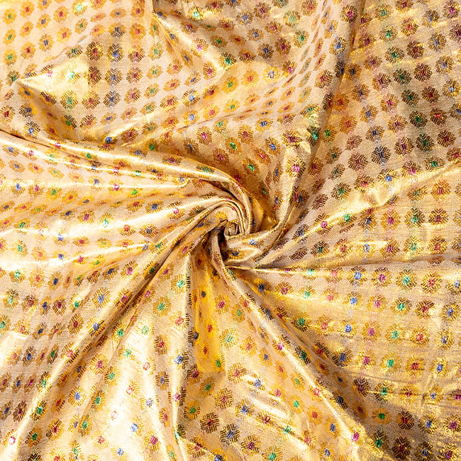 〔1m切り売り〕インドの伝統模様布　光沢感のあるブロケード生地　金糸〔約93cm〕ゴールド系 5 - 陰影があるとこのような感じになります