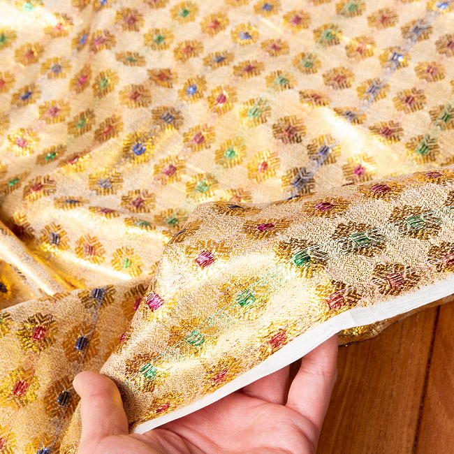 〔1m切り売り〕インドの伝統模様布　光沢感のあるブロケード生地　金糸〔約93cm〕ゴールド系 6 - 生地の拡大写真です