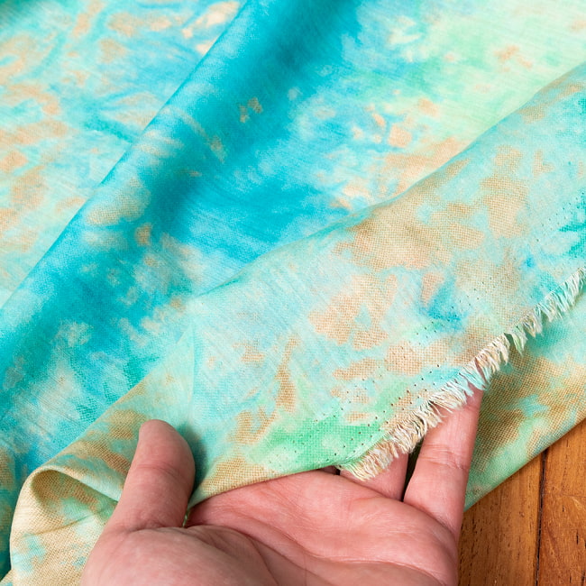 〔1m切り売り〕色彩が美しい　インドのタイダイ染め布〔約106cm〕ブルータイダイ系 6 - 生地の拡大写真です