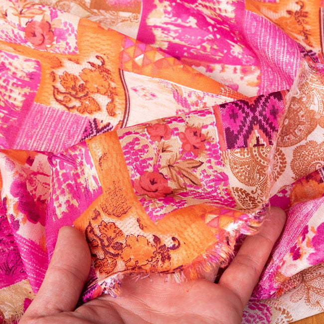 〔1m切り売り〕インドの伝統模様布〔約106cm〕ピンク×橙×ベージュ系 6 - 生地の拡大写真です