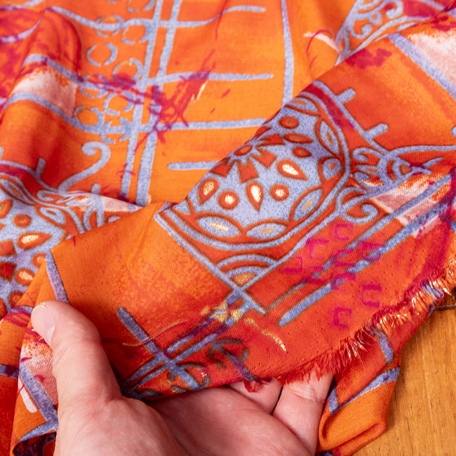 〔1m切り売り〕インドの伝統模様布〔約107cm〕オレンジ系 6 - 生地の拡大写真です