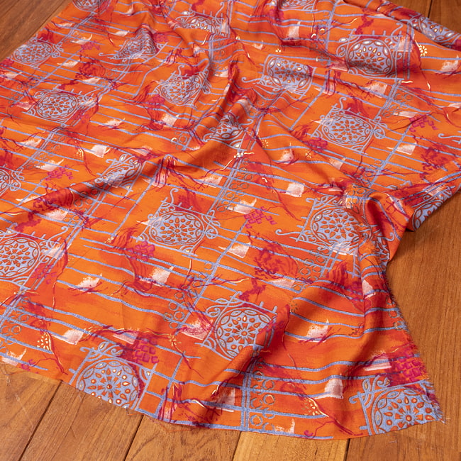 〔1m切り売り〕インドの伝統模様布〔約107cm〕オレンジ系の写真1枚目です。とても雰囲気のある、インドからやって来た切り売りの生地です。キラキラ布,豪華な布,切り売り　テーブルクロス　おしゃれ,計り売り布,布 生地,アジア布,手芸,生地,アジアン,ファブリック,テーブルクロス,ソファーカバー