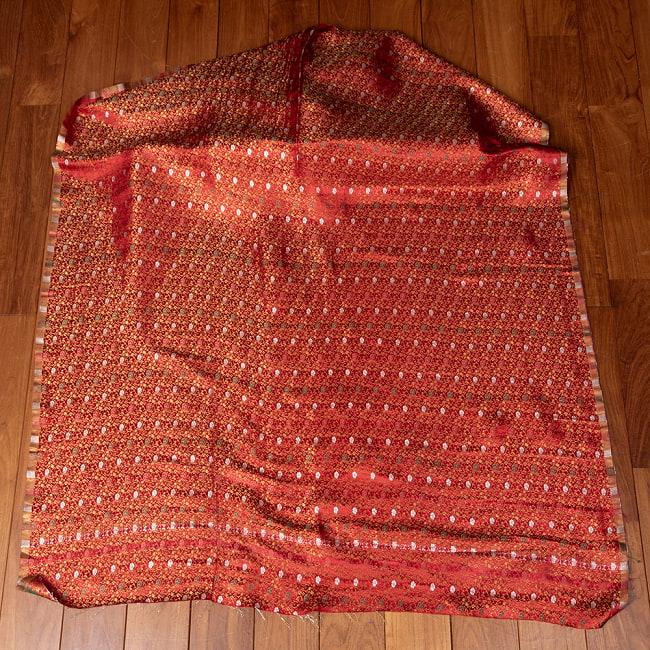 〔各色あり〕〔1m切り売り〕インドの伝統模様布　光沢感のあるブロケード生地　金糸〔約115cm〕 2 - 全体を広げてみたところです。1mの長さごとにご購入いただけます。